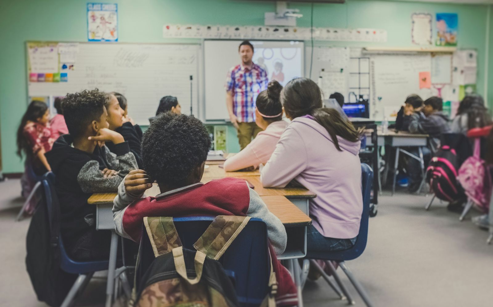 Une classe d'enfants pendant un cours au centre